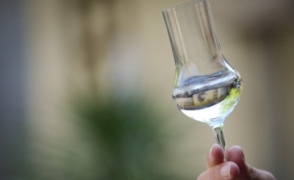 Weingut & Brennerei Otto Nehrbaß_Schnapsglas 2, © Weingut & Brennerei Otto Nehrbaß